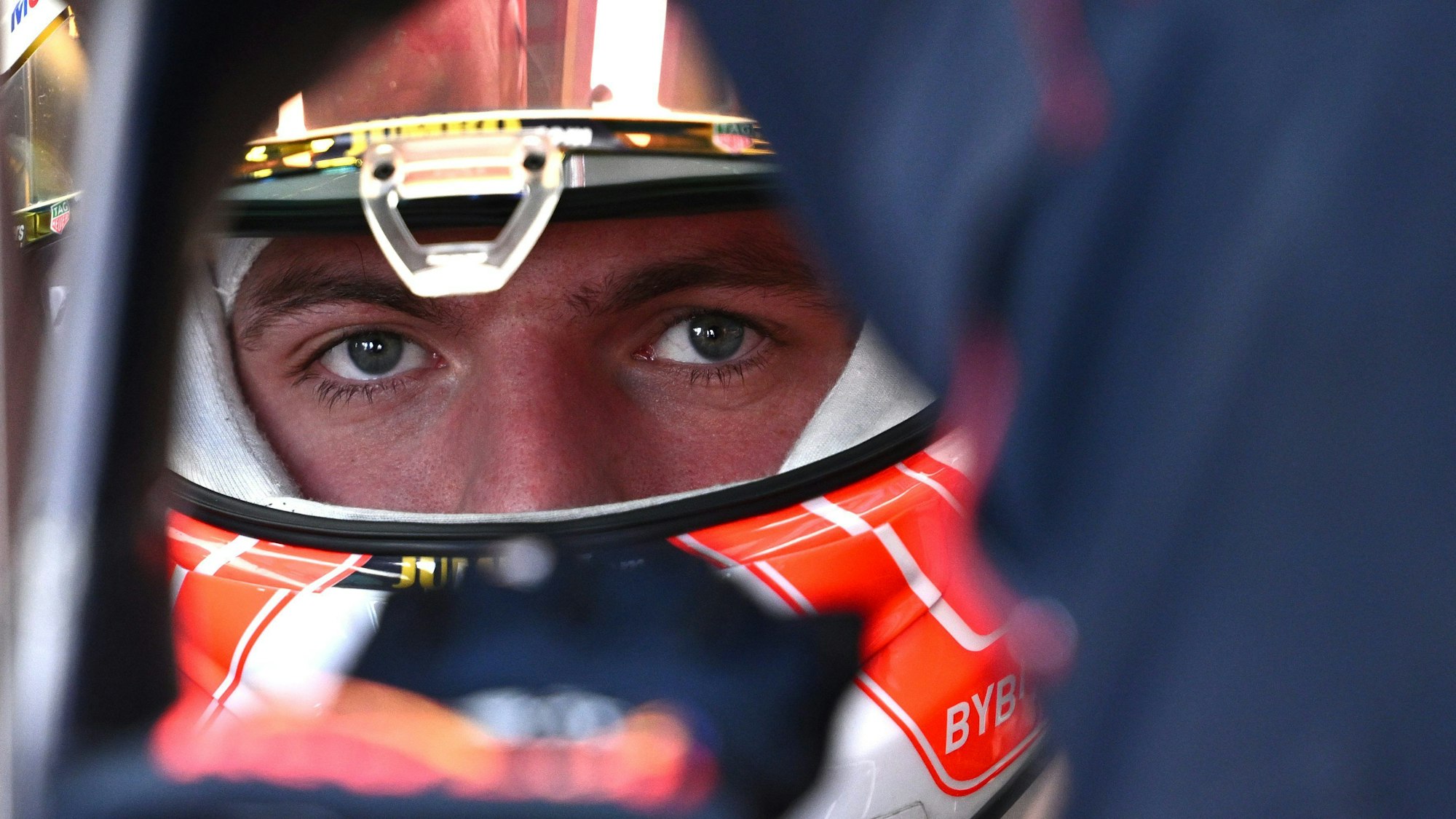 Max Verstappen von Red Bull Racing sitzt in seinem Fahrzeug.