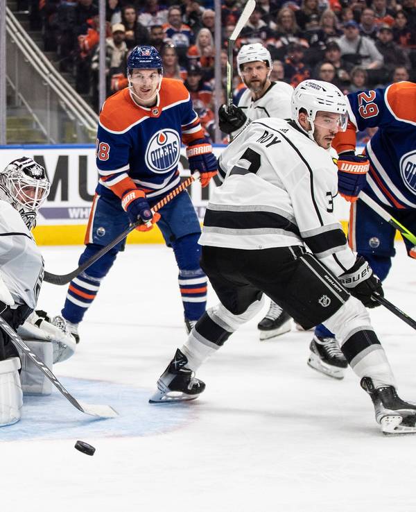 Leon Draisaitl (29, r.) von den Edmonton Oilers in Aktion.