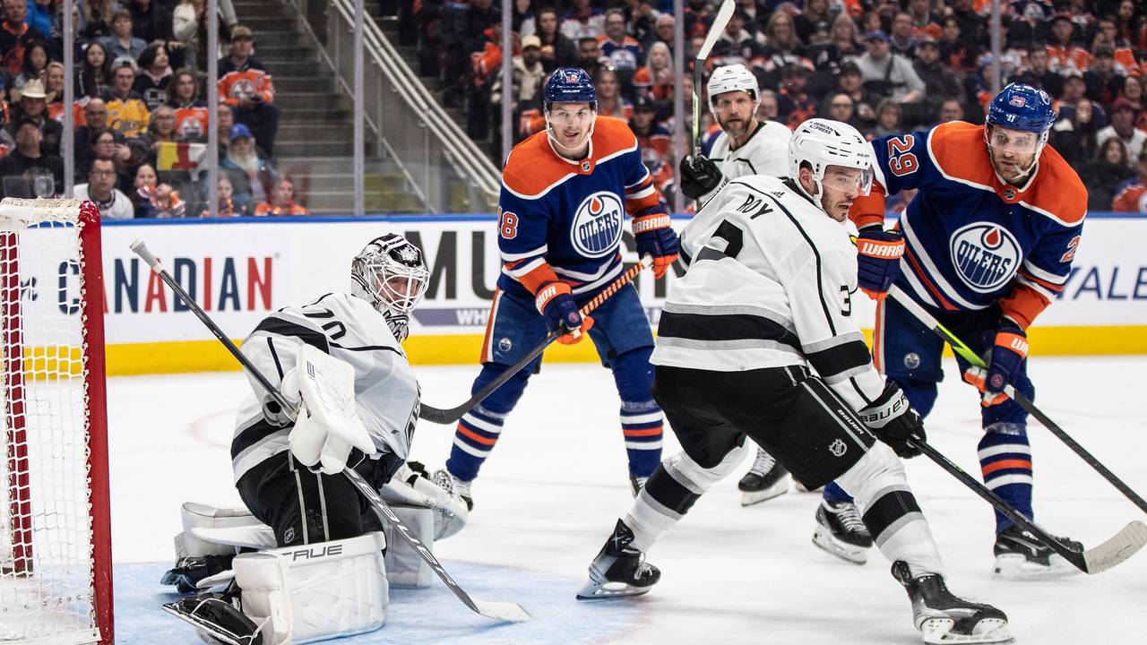 Leon Draisaitl (29, r.) von den Edmonton Oilers in Aktion.