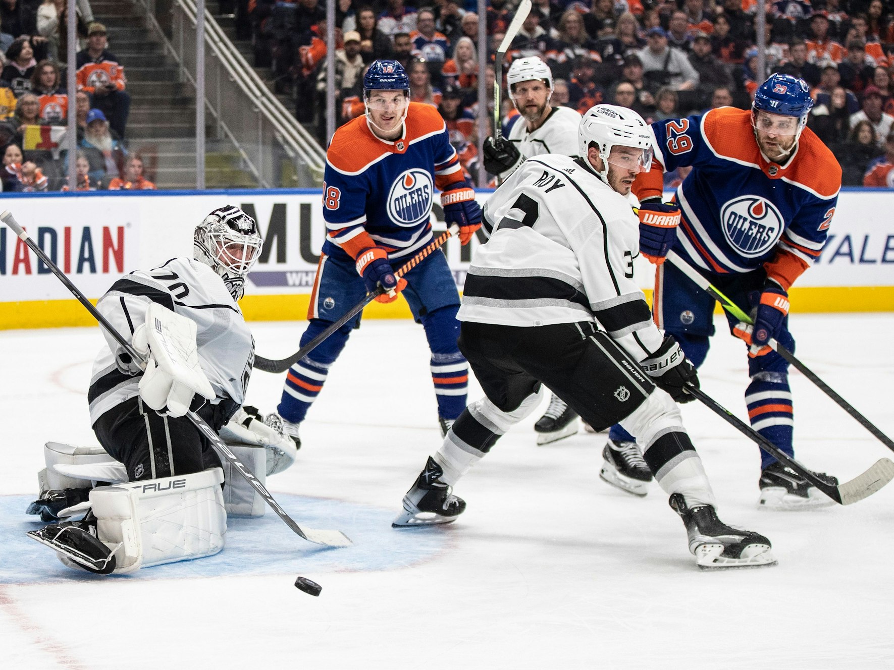 Leon Draisaitl (29, r.) von den Edmonton Oilers in Aktion.