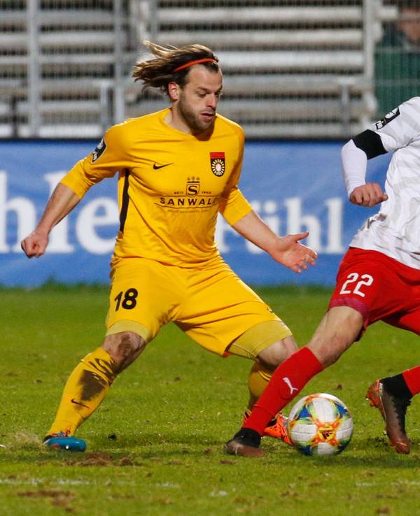 Timo Röttger im Zweikampf gegen Marcel Gottschling.