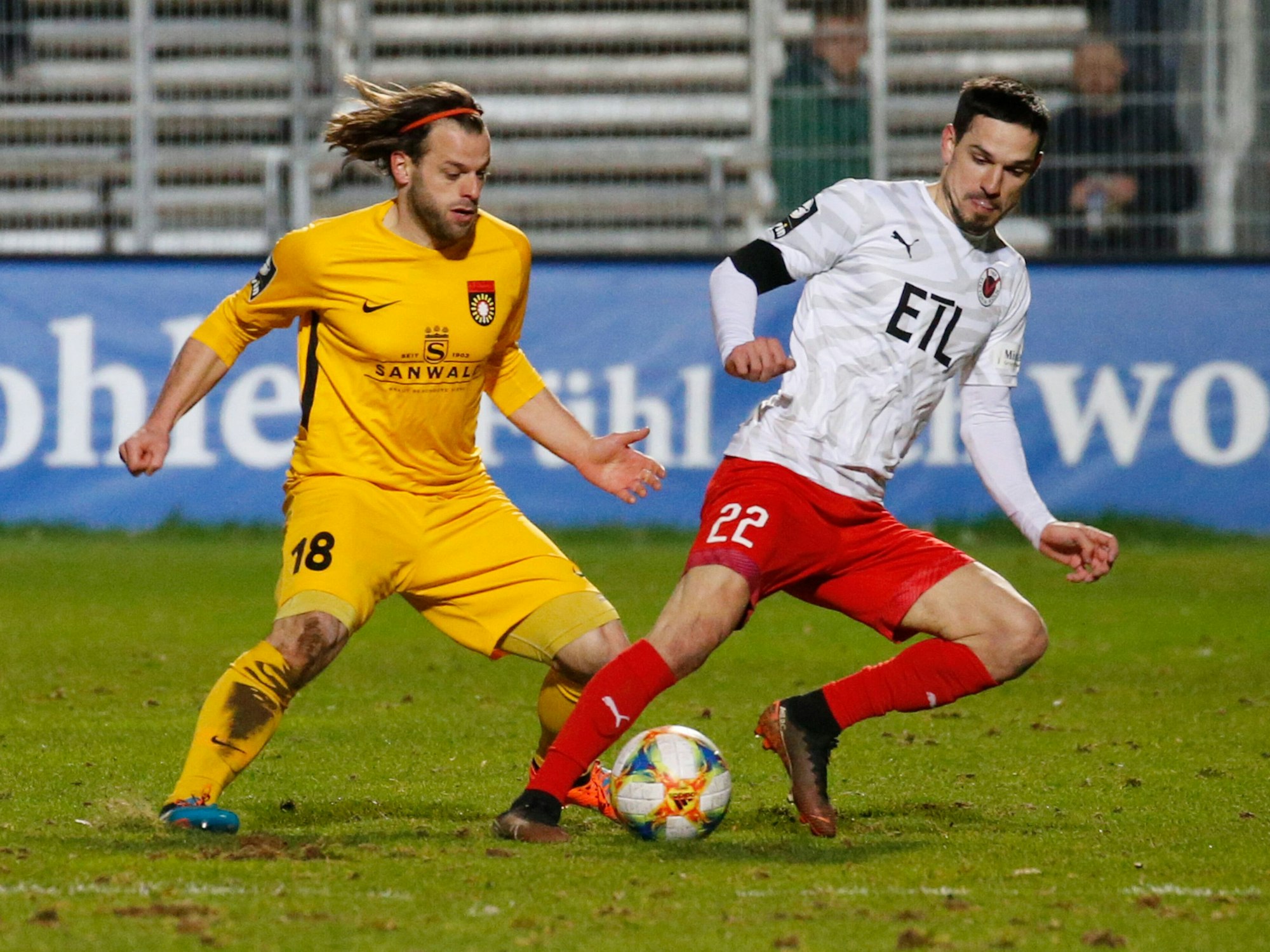 Timo Röttger im Zweikampf gegen Marcel Gottschling.