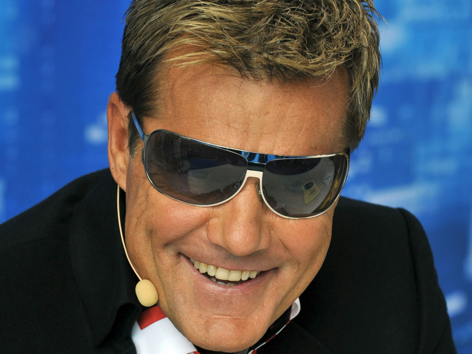Produzent und Jurymitglied Dieter Bohlen sitzt bei einem DSDS-Casting 2010 im Mediapark in Köln mit einer Sonnenbrille auf der Bühne.
