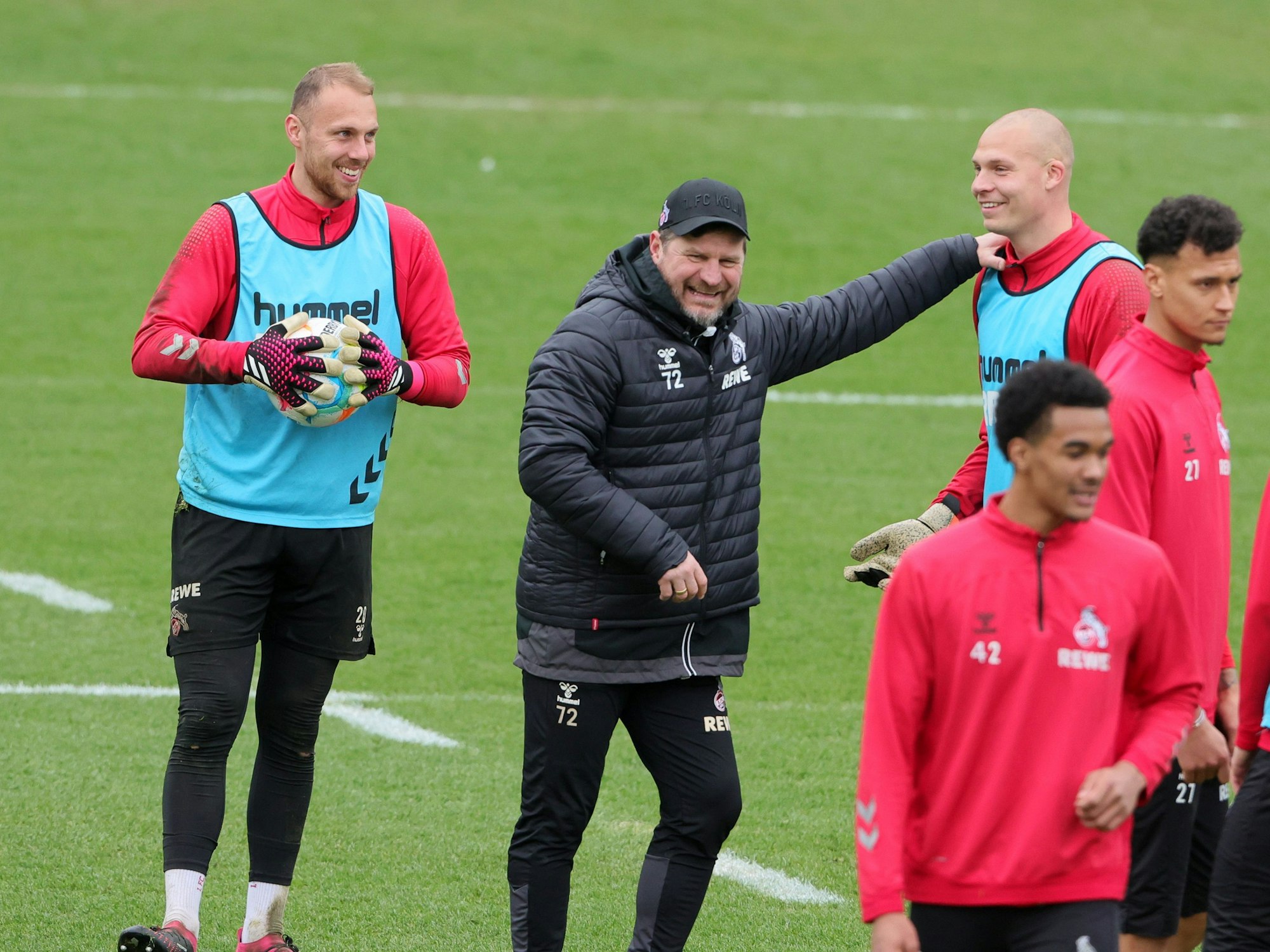 Steffen Baumgart zwischen seinen Spielern beim Training des 1. FC Köln.