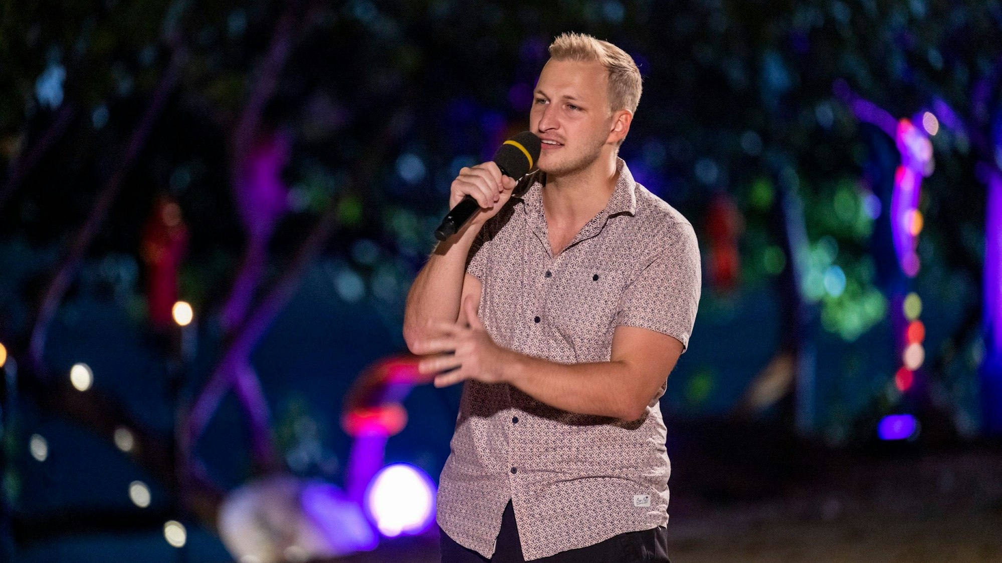 David Leischik performt beim Recall-Finale in Thailand auf Coconut Island den Song „No Matter What“.