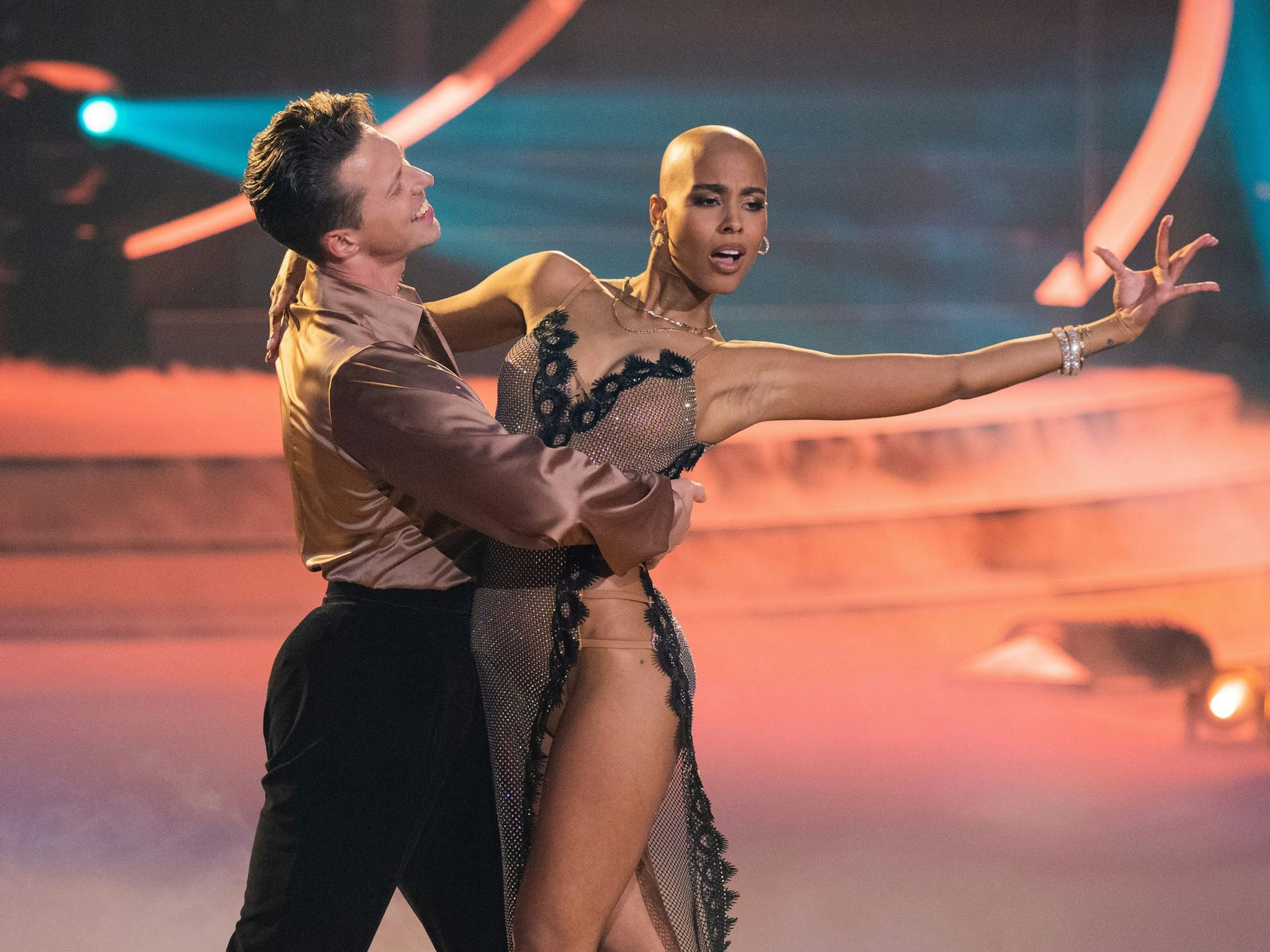 Sharon Battiste, Ex-„Bachelorette“ und Schauspielerin, tanzte am 31. März 2023 beim Partnertausch mit Valentin Lusin eine Rumba zu „One Night Only“ von den Dreamgirls. Die 31-Jährige hat die beste Jury-Bewertung an diesem Abend bekommen.