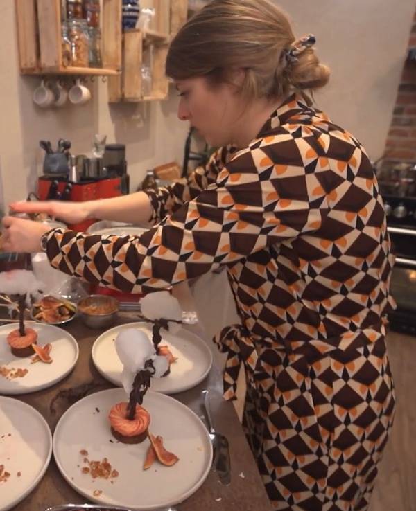 Ihre Dessert-Kreation krönt Gastgeberin Luisa mit selbstgemachter Zuckerwatte.