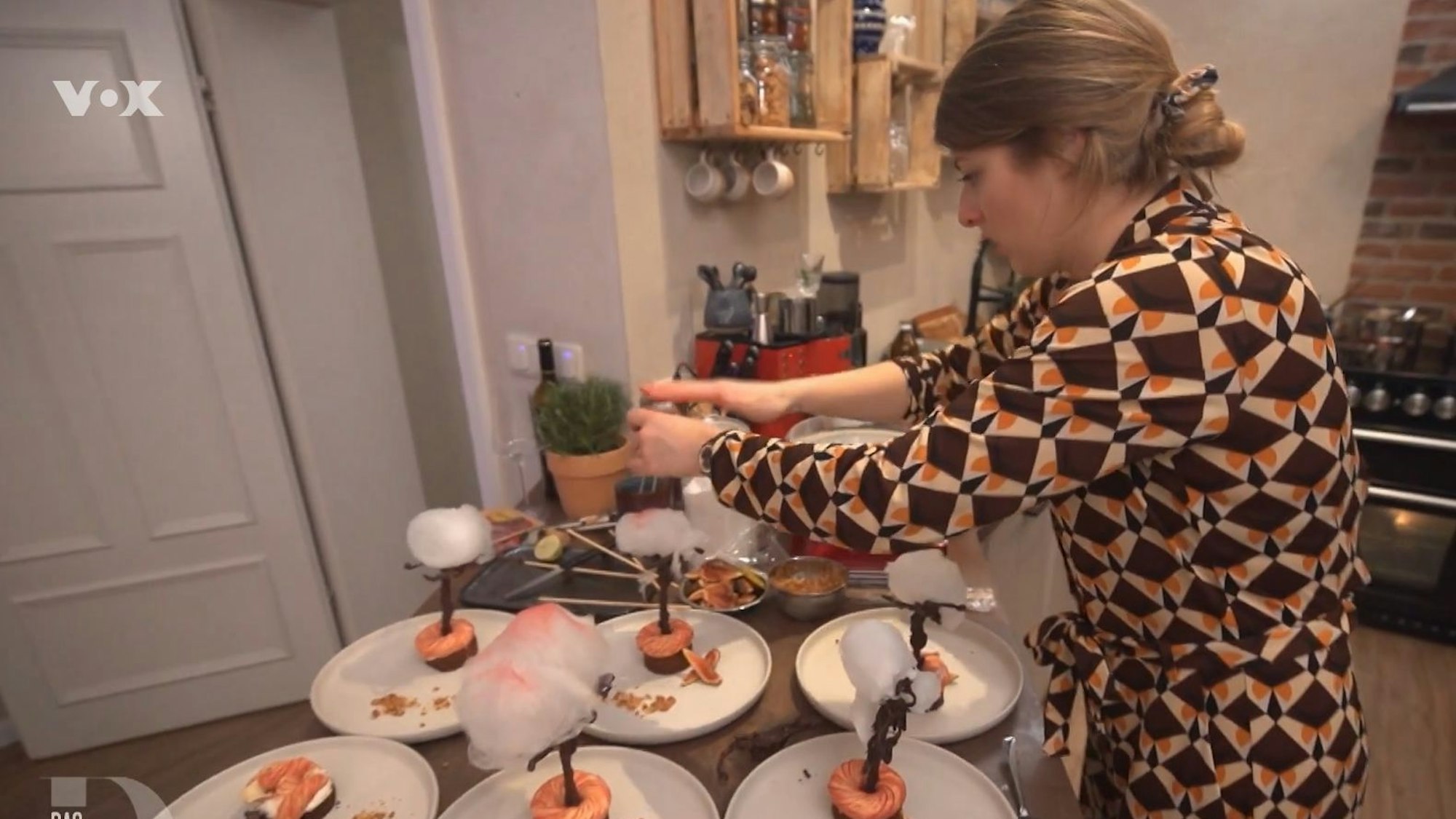 Ihre Dessert-Kreation krönt Gastgeberin Luisa mit selbstgemachter Zuckerwatte.