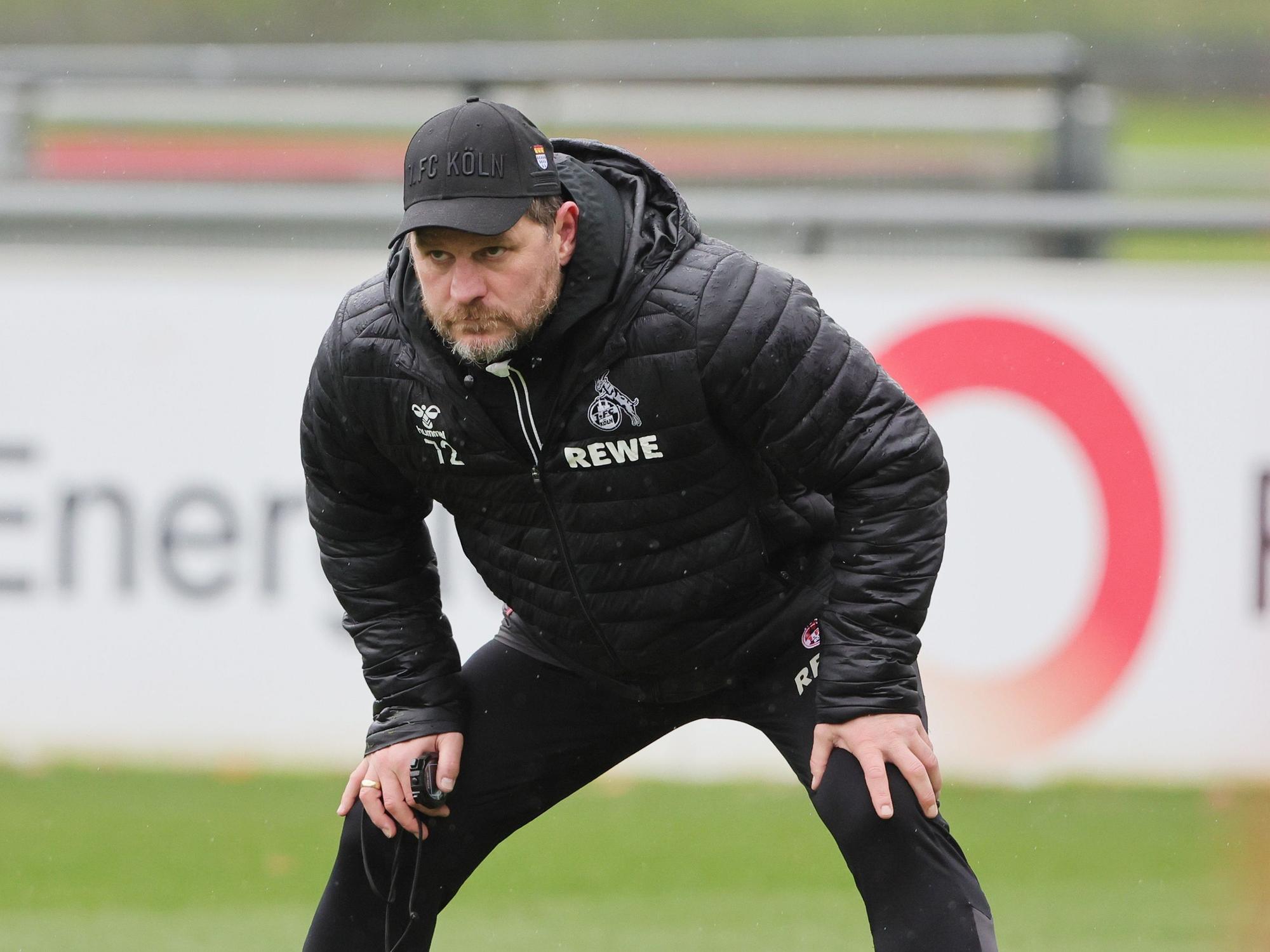 Steffen Baumgart schaut sich das Training an.