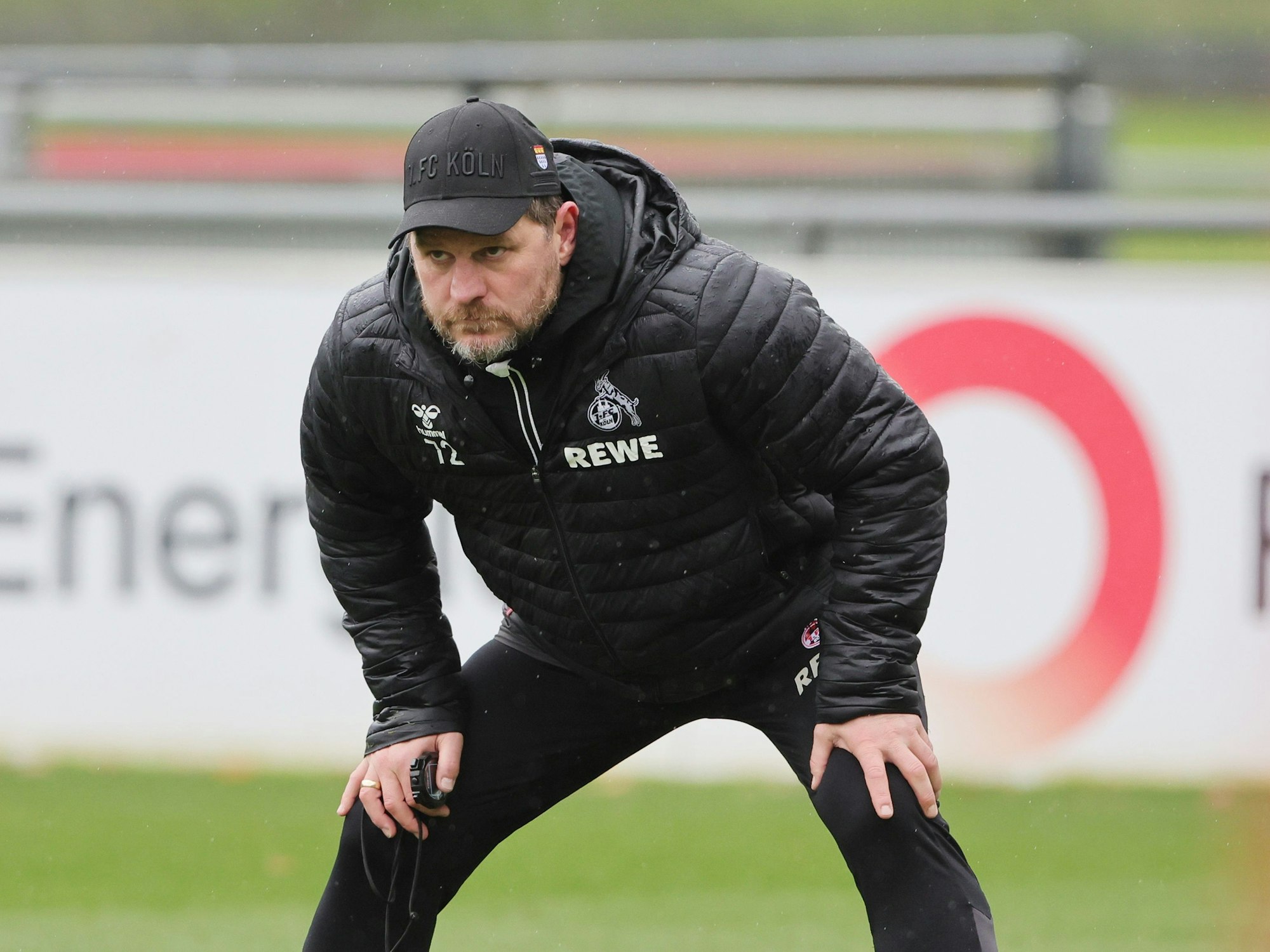 Steffen Baumgart schaut sich das Training an.