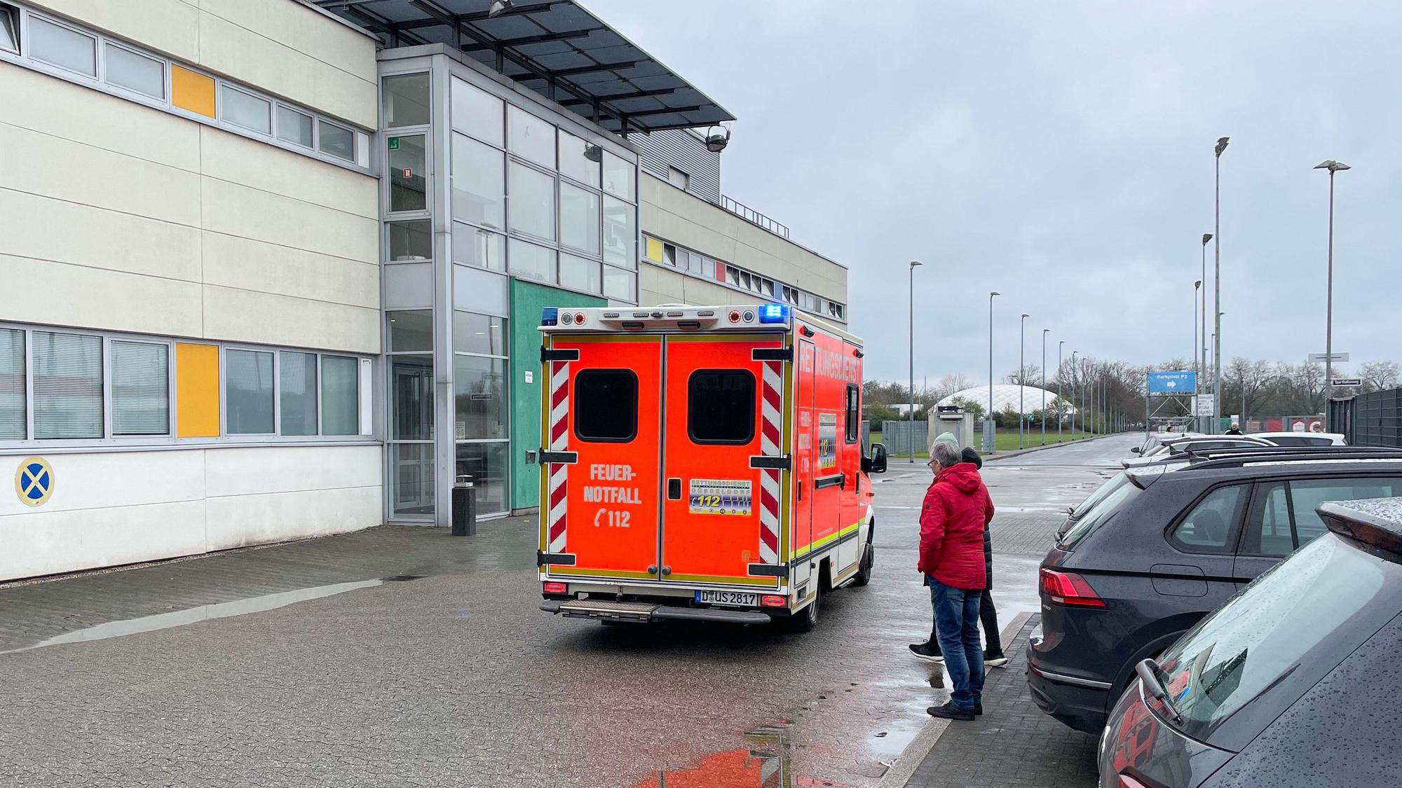 Ein Krankenwagen steht am Samstag (1. April 2023) auf dem Trainingsgelände von Fortuna Düseldorf.