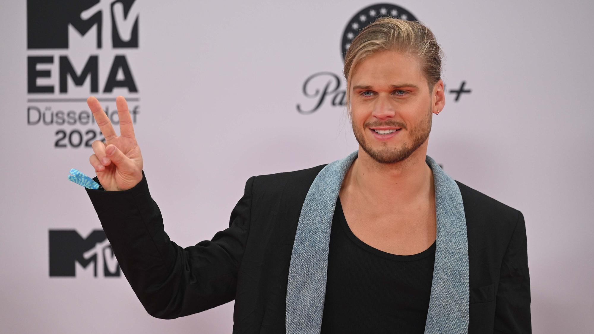 Rurik Gislason kommt zur Vergabe der MTV Europe Music Awards im PSD Bank Dome.