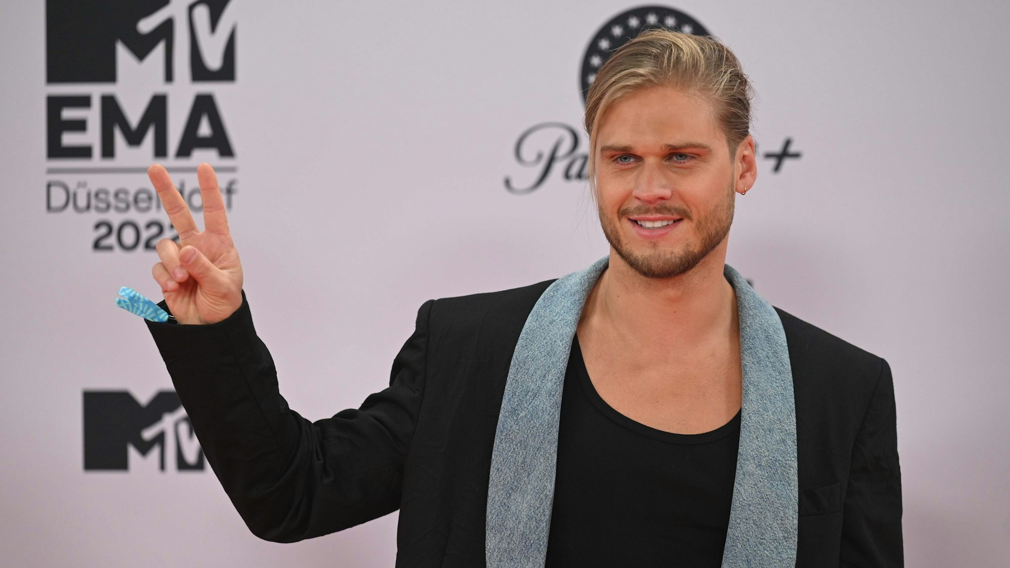 Rurik Gislason kommt zur Vergabe der MTV Europe Music Awards im PSD Bank Dome.