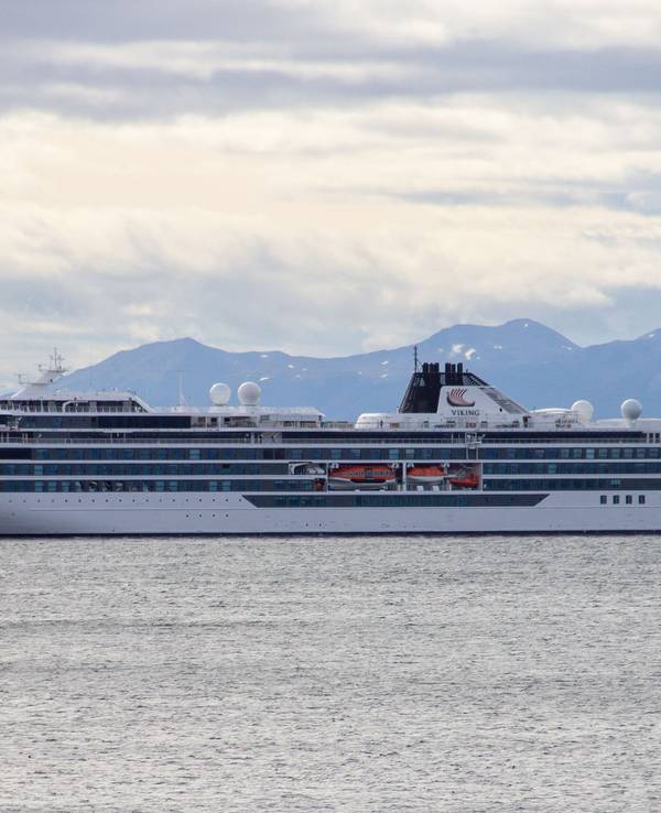 Das Kreuzfahrtschiff „Viking Polaris“ liegt vor Ushuaia.