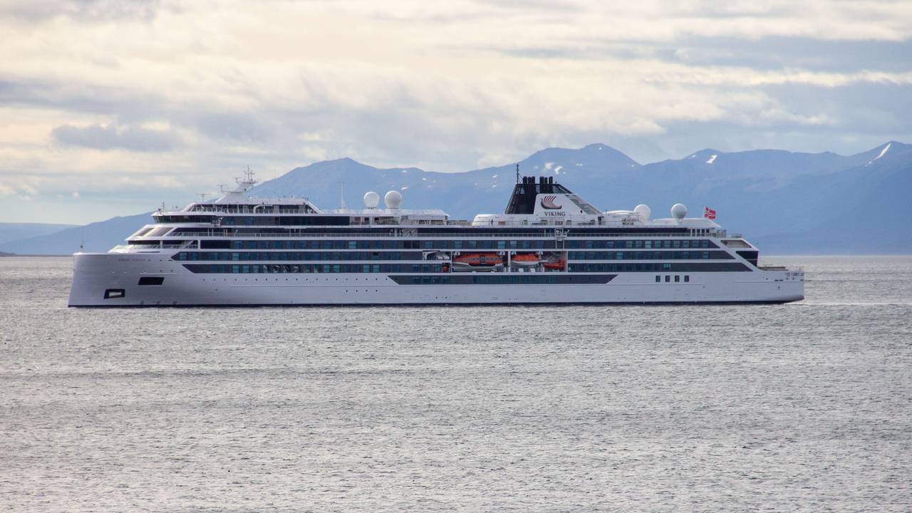 Das Kreuzfahrtschiff „Viking Polaris“ liegt vor Ushuaia.