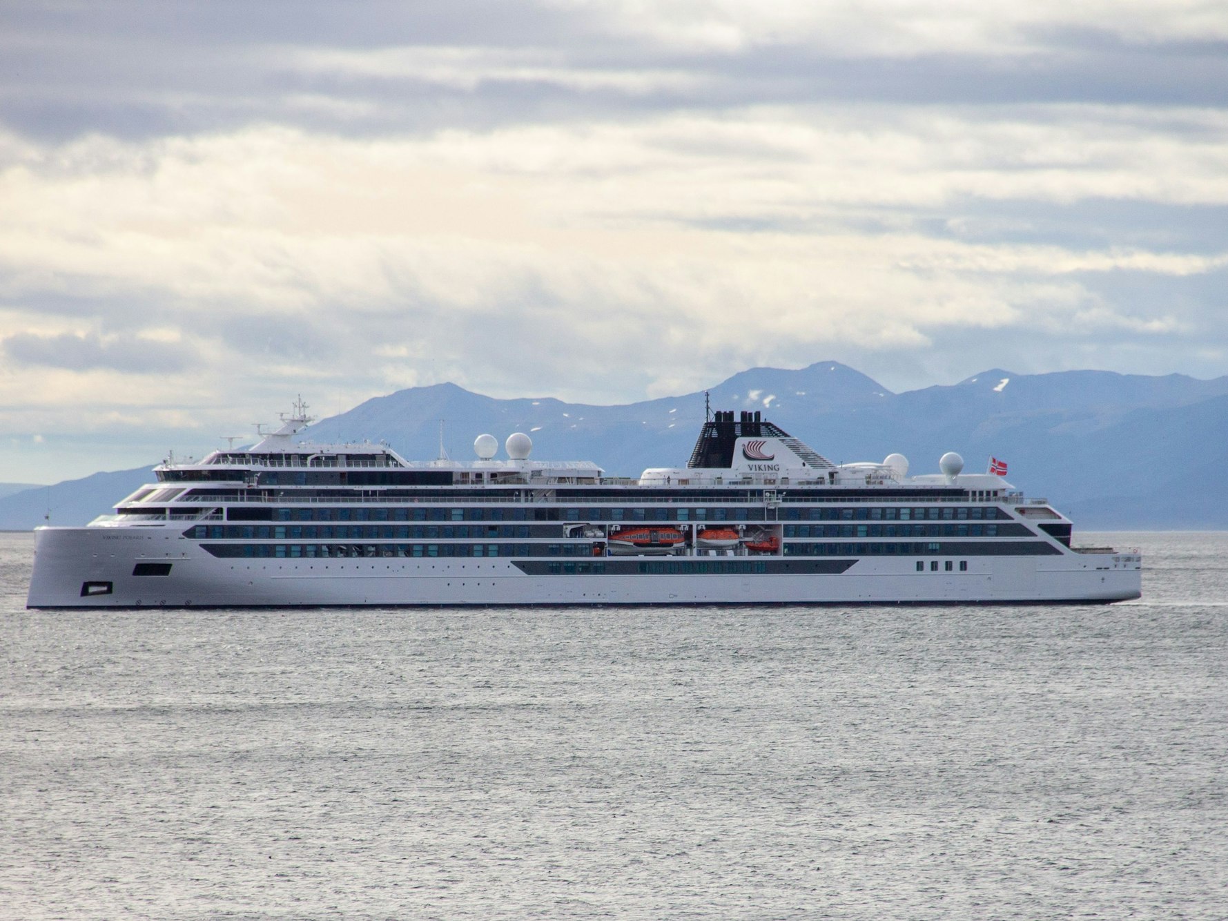 Das Kreuzfahrtschiff „Viking Polaris“ liegt vor Ushuaia.