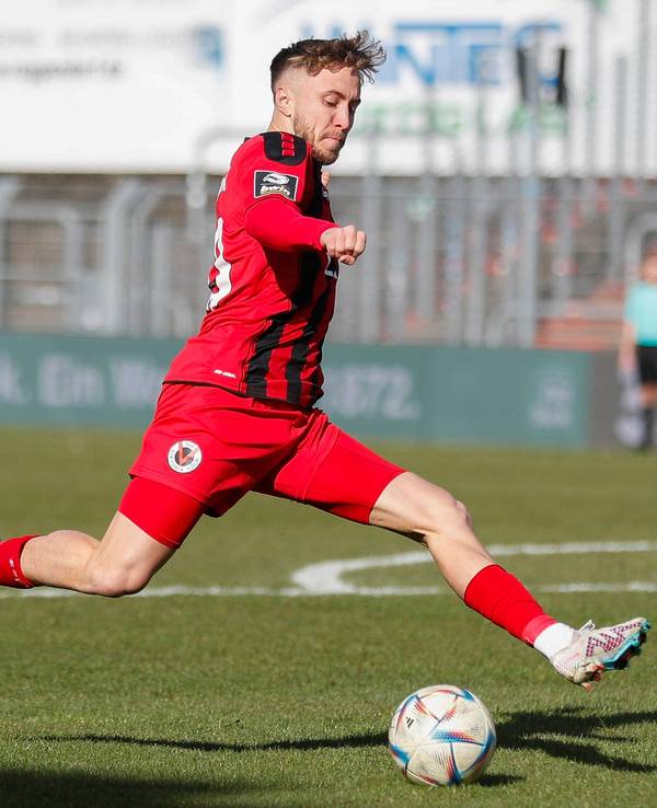 Luca Marseiler schießt.