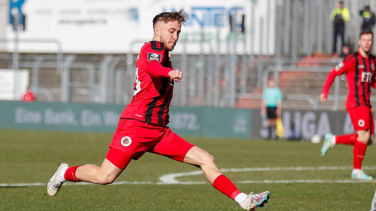 Luca Marseiler schießt.