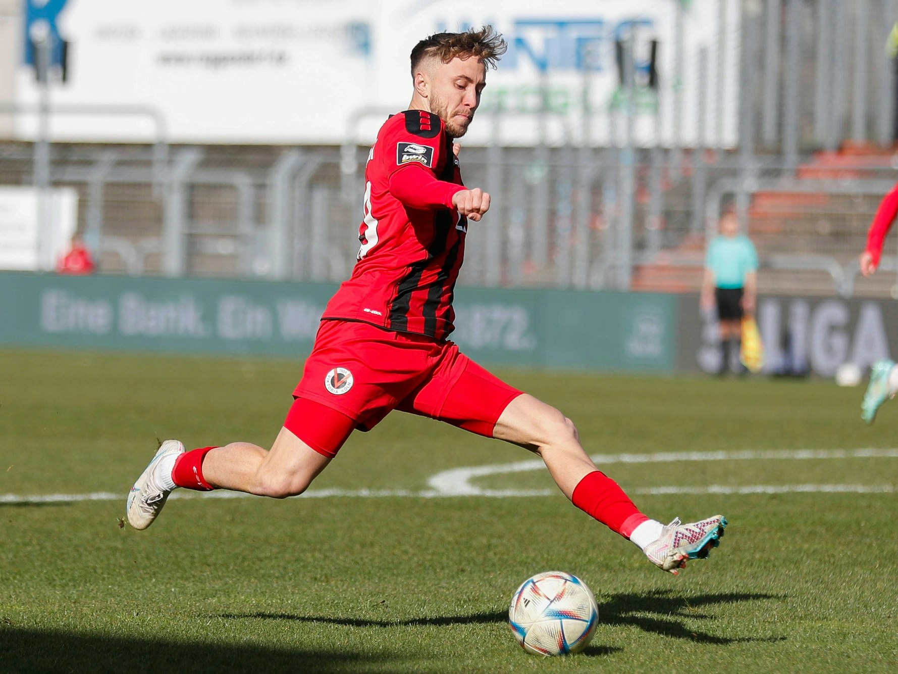 Luca Marseiler schießt.