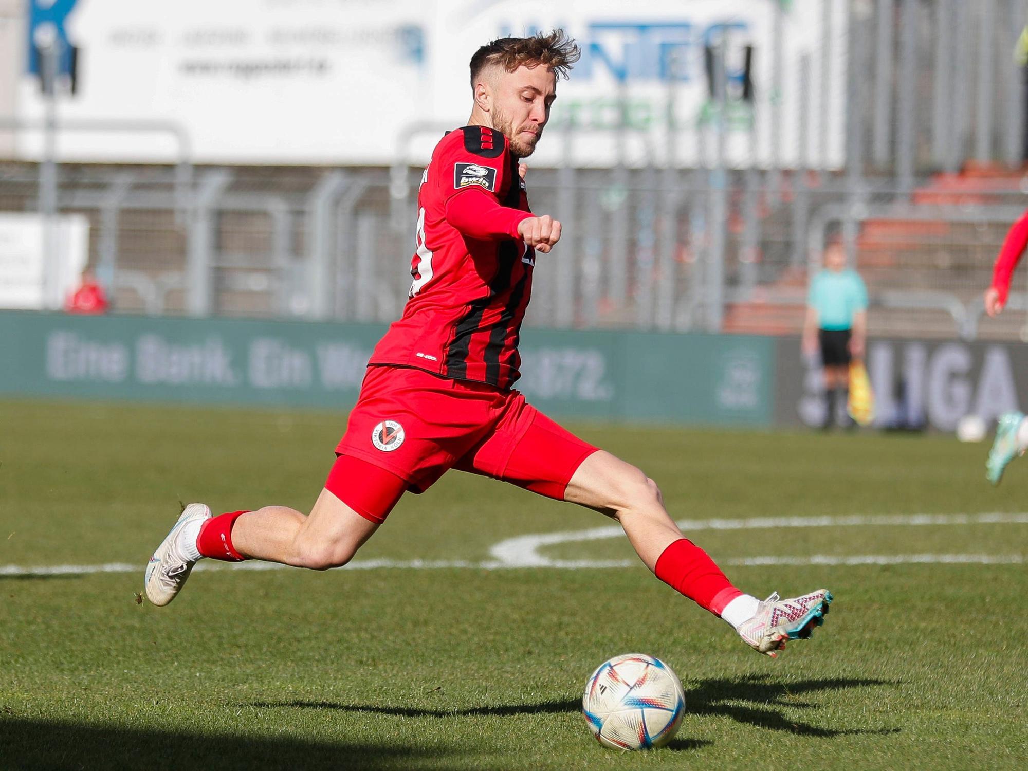 Luca Marseiler schießt.
