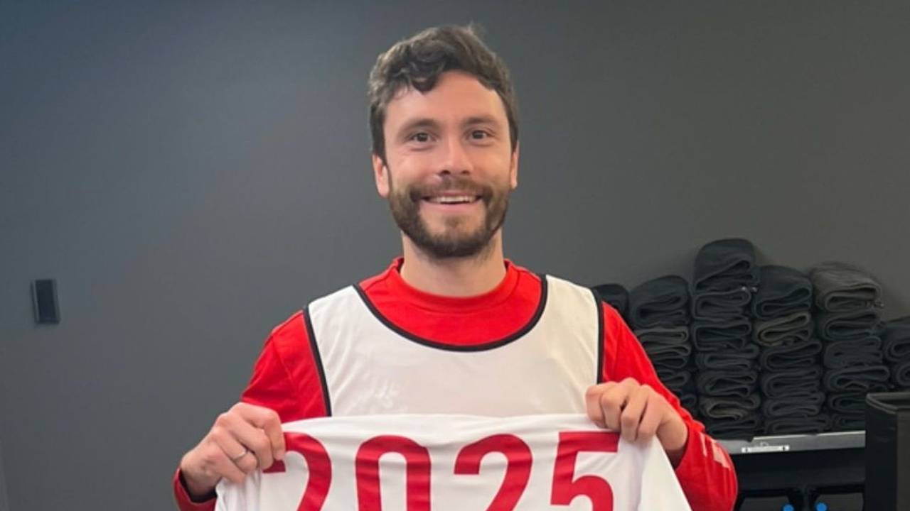 Jonas Hector hält ein Trikot in die Kamera.