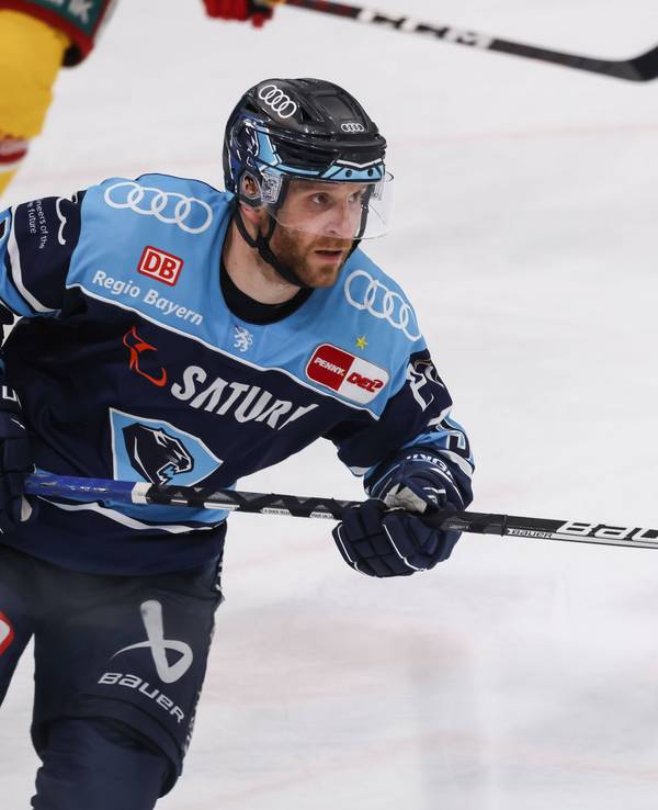 Frederik Storm mit Eishockeyschläger auf dem Eis in Aktion.