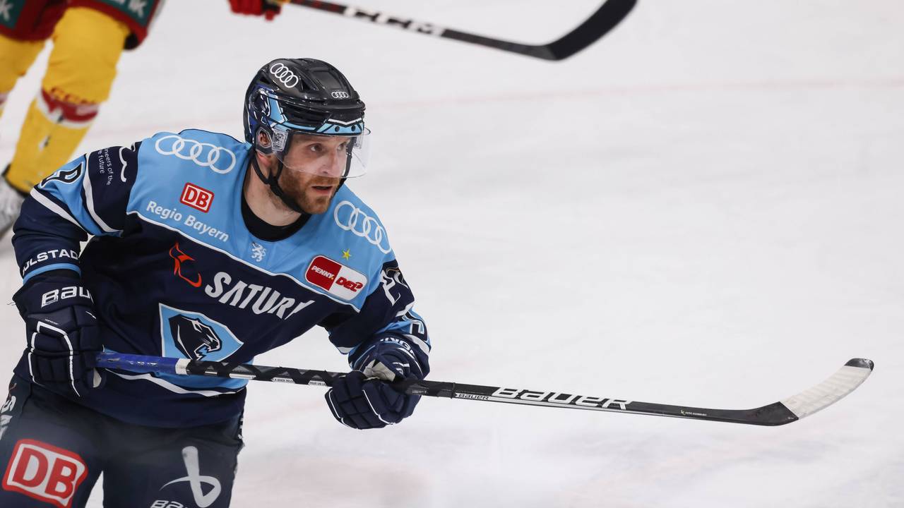Frederik Storm mit Eishockeyschläger auf dem Eis in Aktion.
