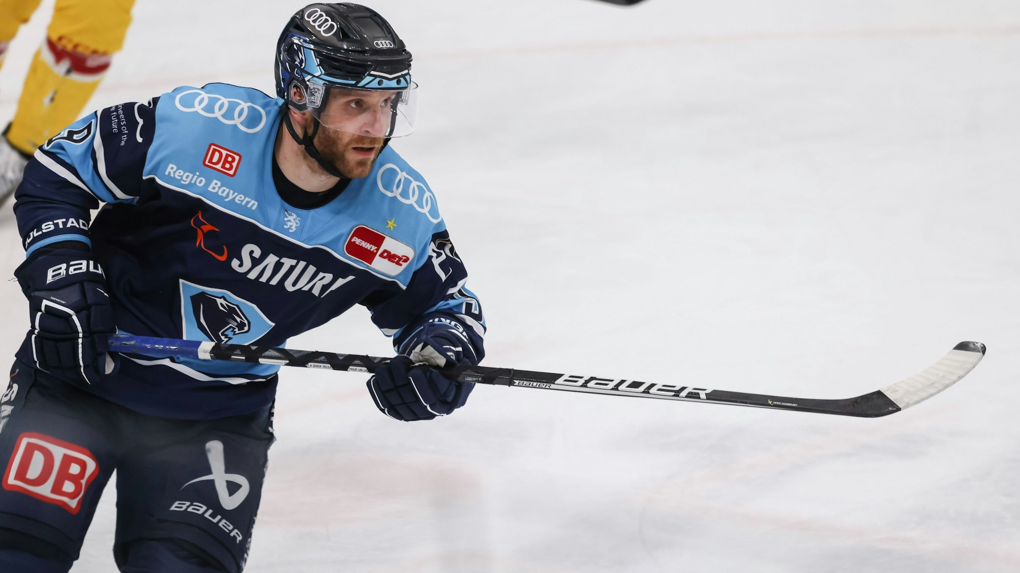 Frederik Storm mit Eishockeyschläger auf dem Eis in Aktion.