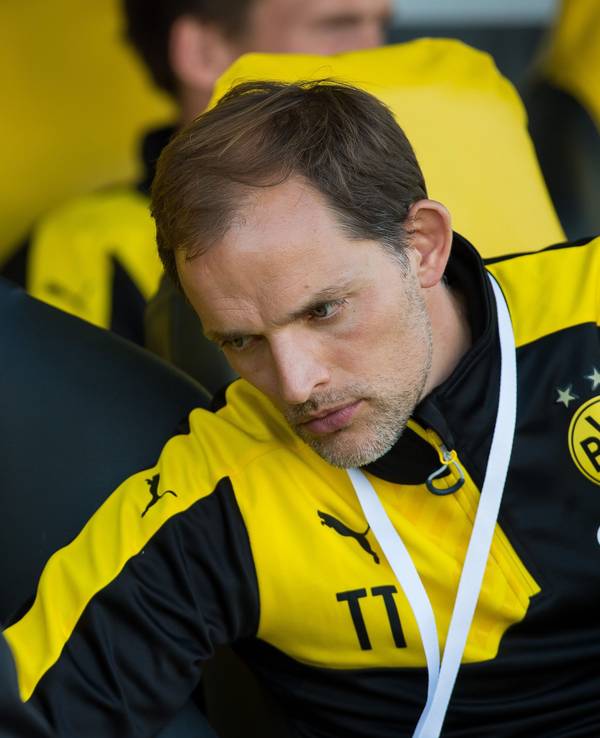 Dortmunds damaliger Trainer Thomas Tuchel (r) sitzt einem Spiel auf der Trainerbank und unterhält sich mit Dortmunds Geschäftsführer Hans-Joachim Watzke (l).