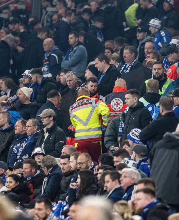 Rettungssanitäter sind während des Spiels inmitten der Fans auf der Tribüne im Einsatz.