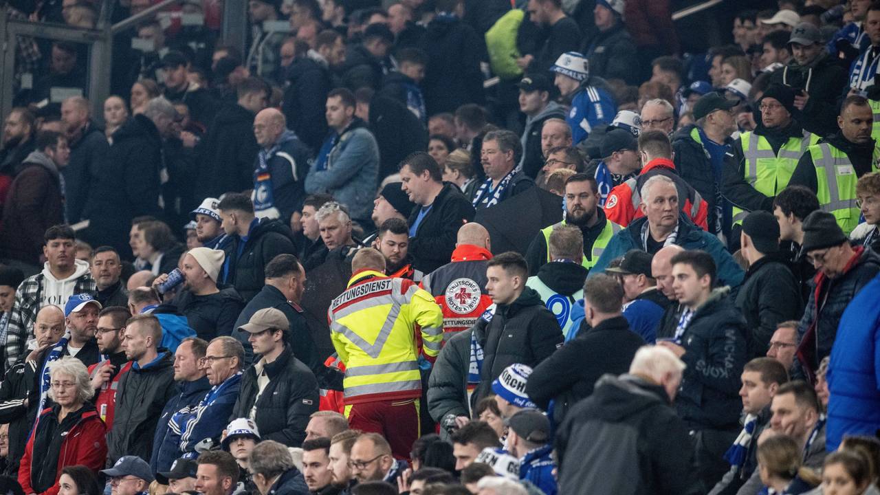 Rettungssanitäter sind während des Spiels inmitten der Fans auf der Tribüne im Einsatz.