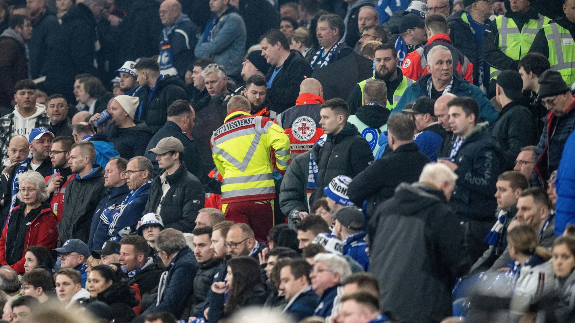 Rettungssanitäter sind während des Spiels inmitten der Fans auf der Tribüne im Einsatz.