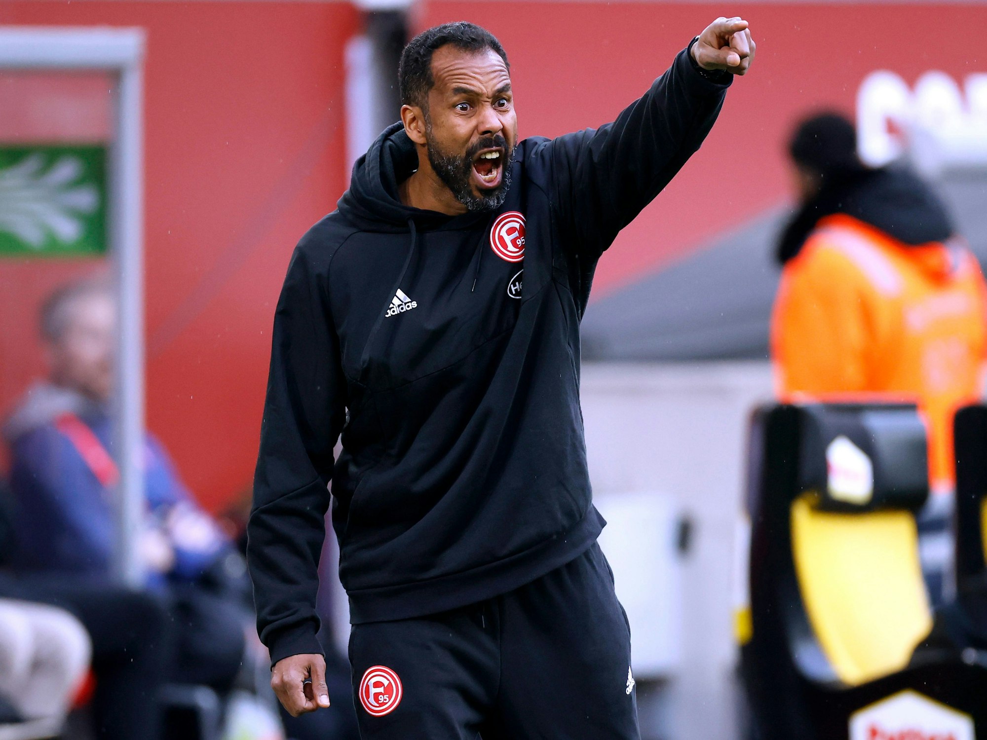 Daniel Thioune gestikuliert an der Seitenlinie.