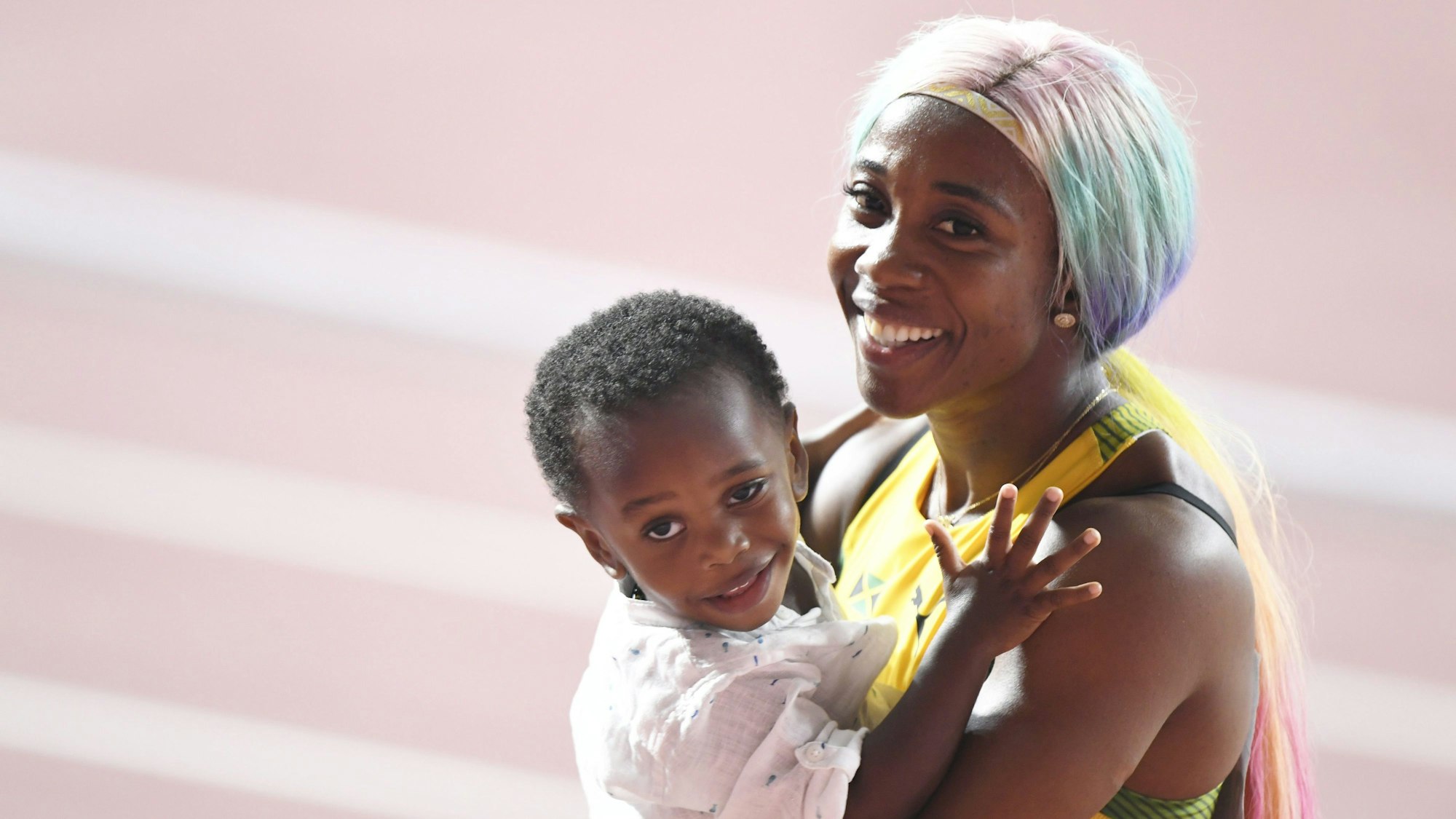Shelly-Ann Fraser-Pryce aus Jamaika jubelt mit ihren Sohn Zyon nach dem Sieg.