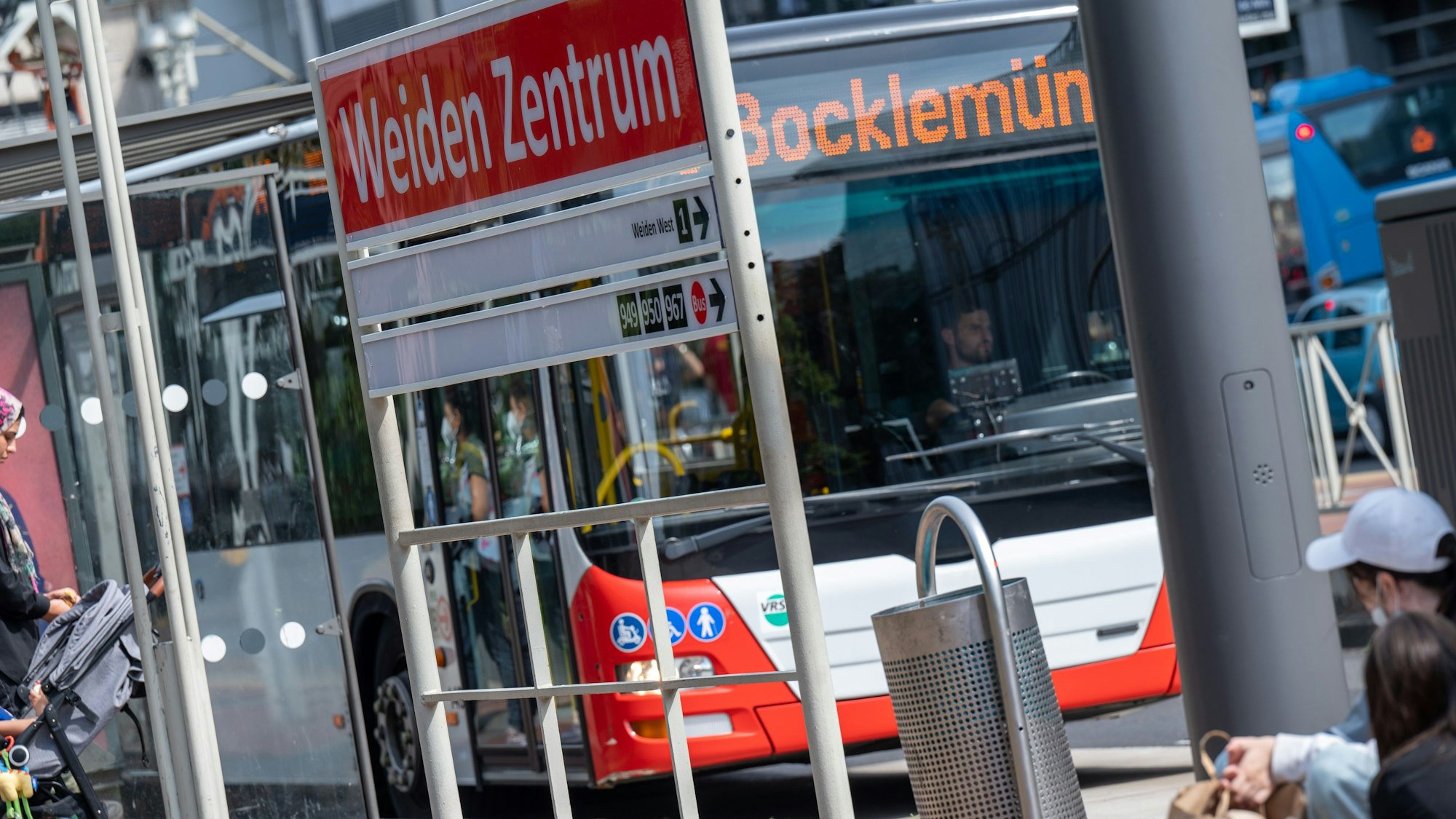 Ein KVB-Bus steht an der Haltestelle Weiden-Zentrum am Rhein-Center. Das Unternehmen hat mit einem Aprilscherz für Begeisterung gesorgt.