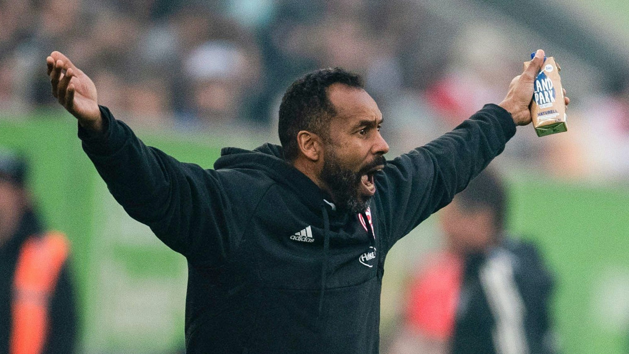 Düsseldorfs Trainer Daniel Thioune gestikuliert an der Seitenlinie.