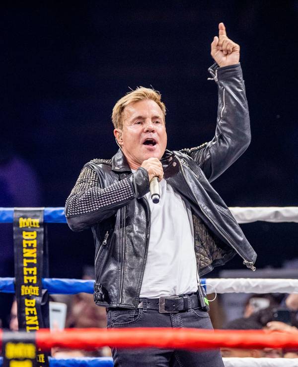 Musiker Dieter Bohlen singt beim Event „Beat & Box“ mit Musik und Boxkämpfen. Bei der Abendveranstaltung in der Arena Oberhausen tritt neben Pocher als Moderator auch Musikproduzent Bohlen auf.