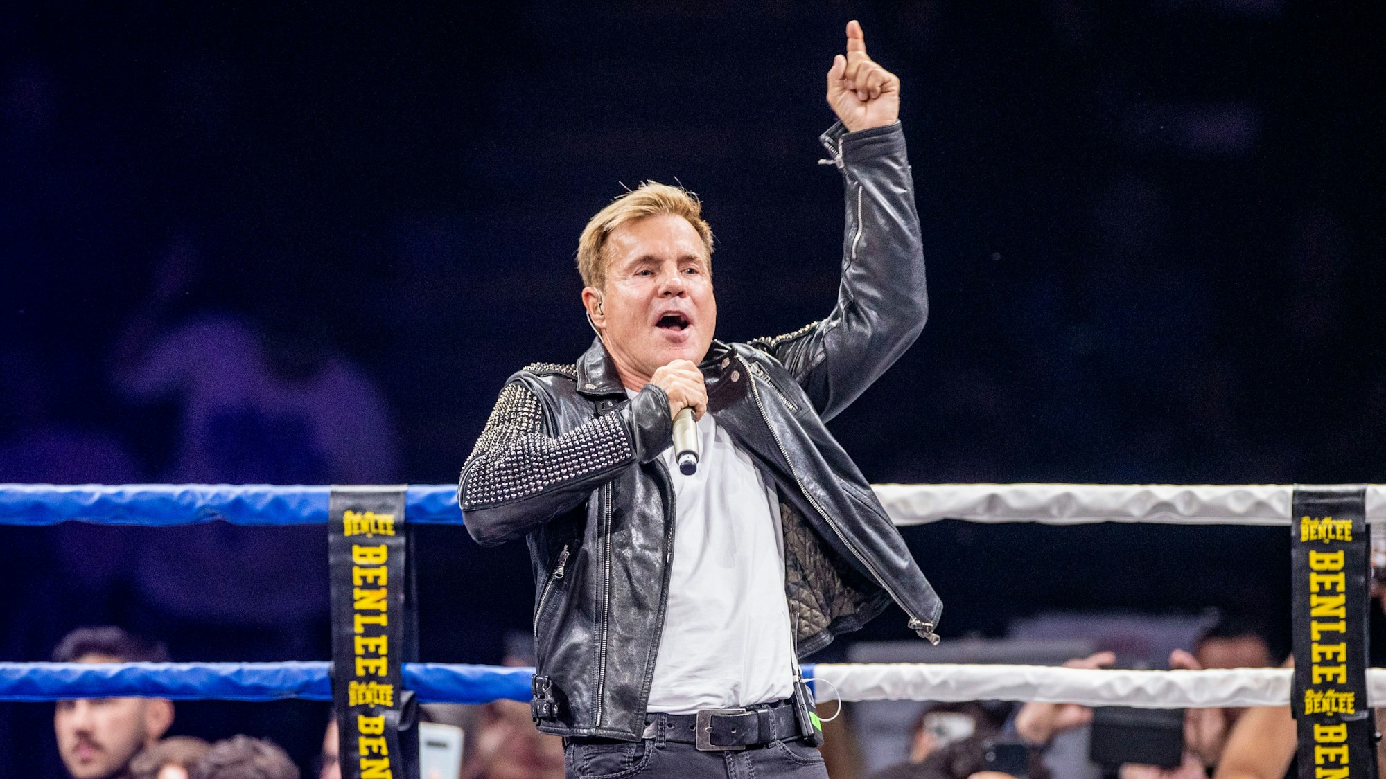 Musiker Dieter Bohlen singt beim Event „Beat & Box“ mit Musik und Boxkämpfen. Bei der Abendveranstaltung in der Arena Oberhausen tritt neben Pocher als Moderator auch Musikproduzent Bohlen auf.