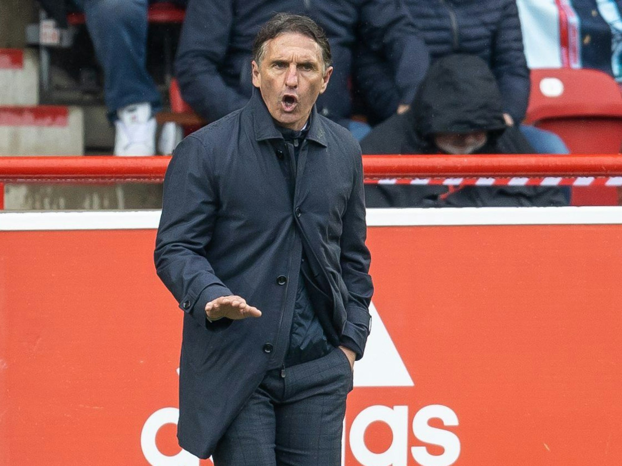 Trainer Bruno Labbadia von VfB Stuttgart agiert an der Seitenlinie.