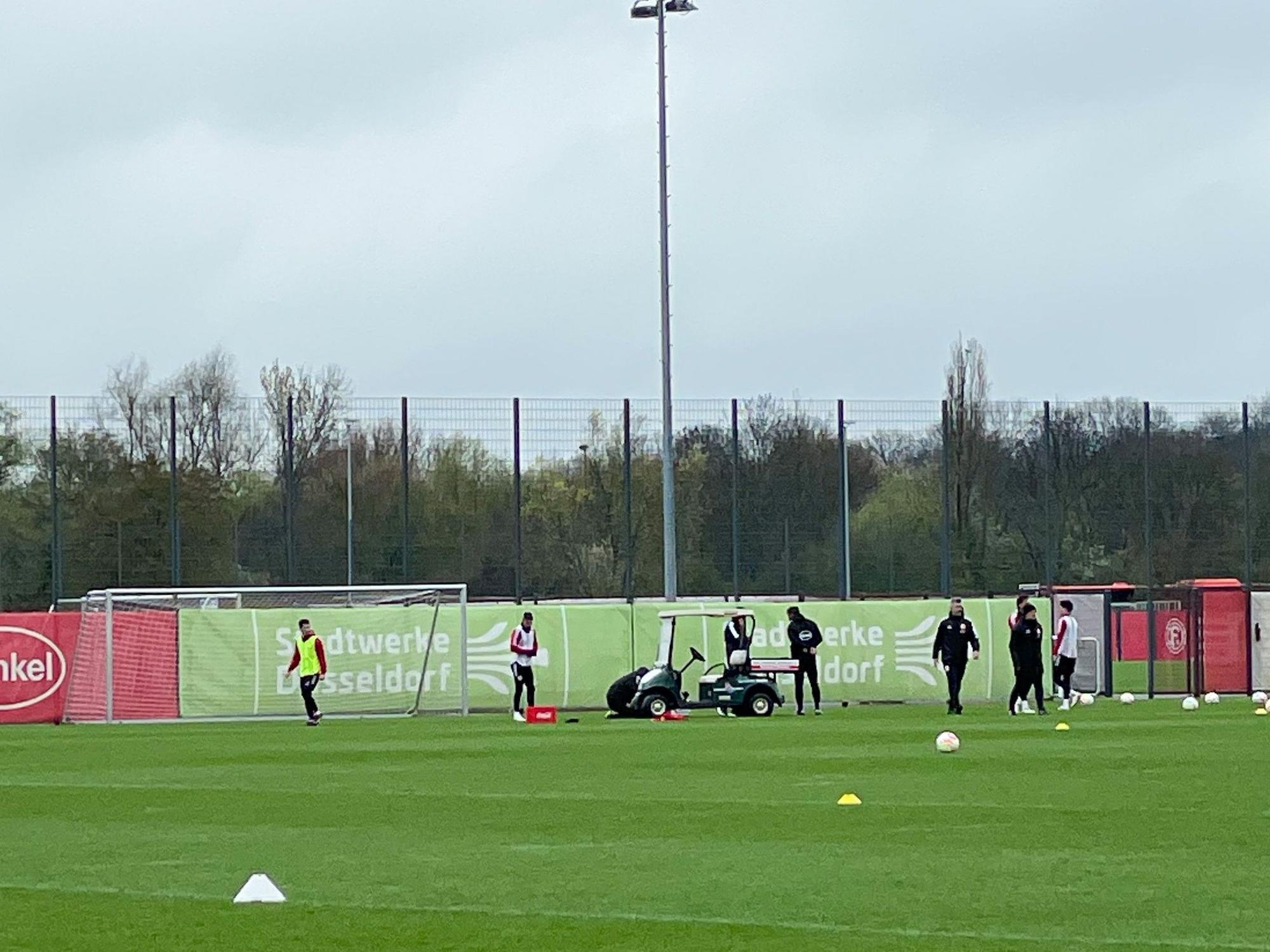 Jorrit Hendrix wird beim Fortuna-Training mit einem Golf-Cart abtransportiert.