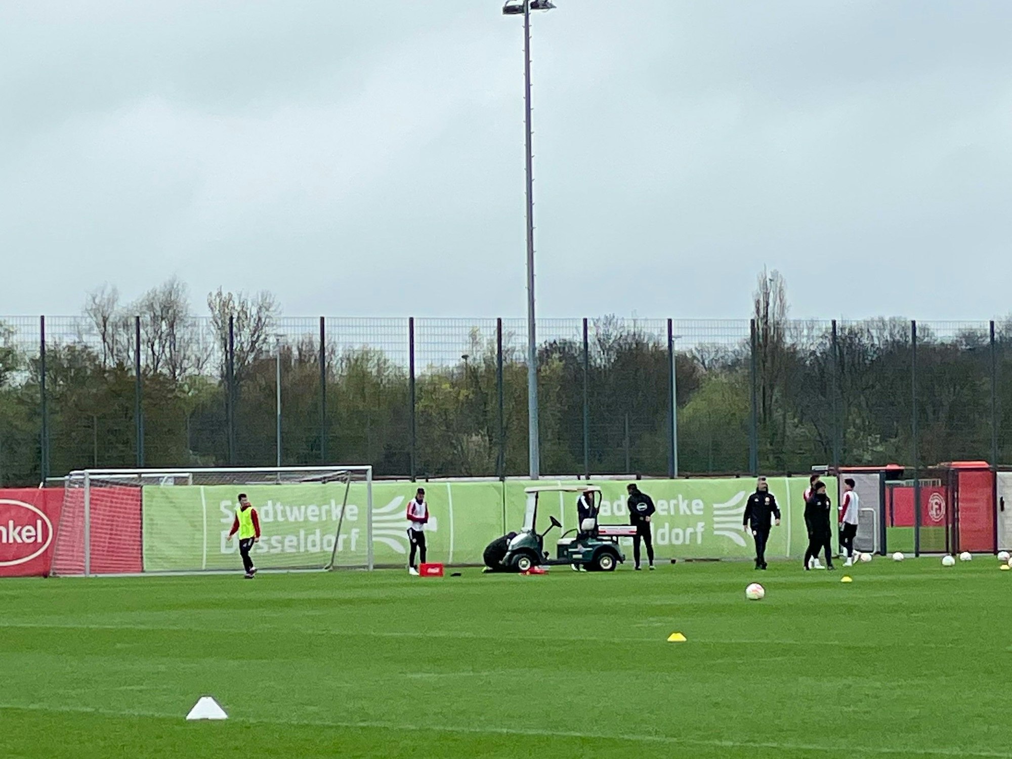 Jorrit Hendrix wird beim Fortuna-Training mit einem Golf-Cart abtransportiert.