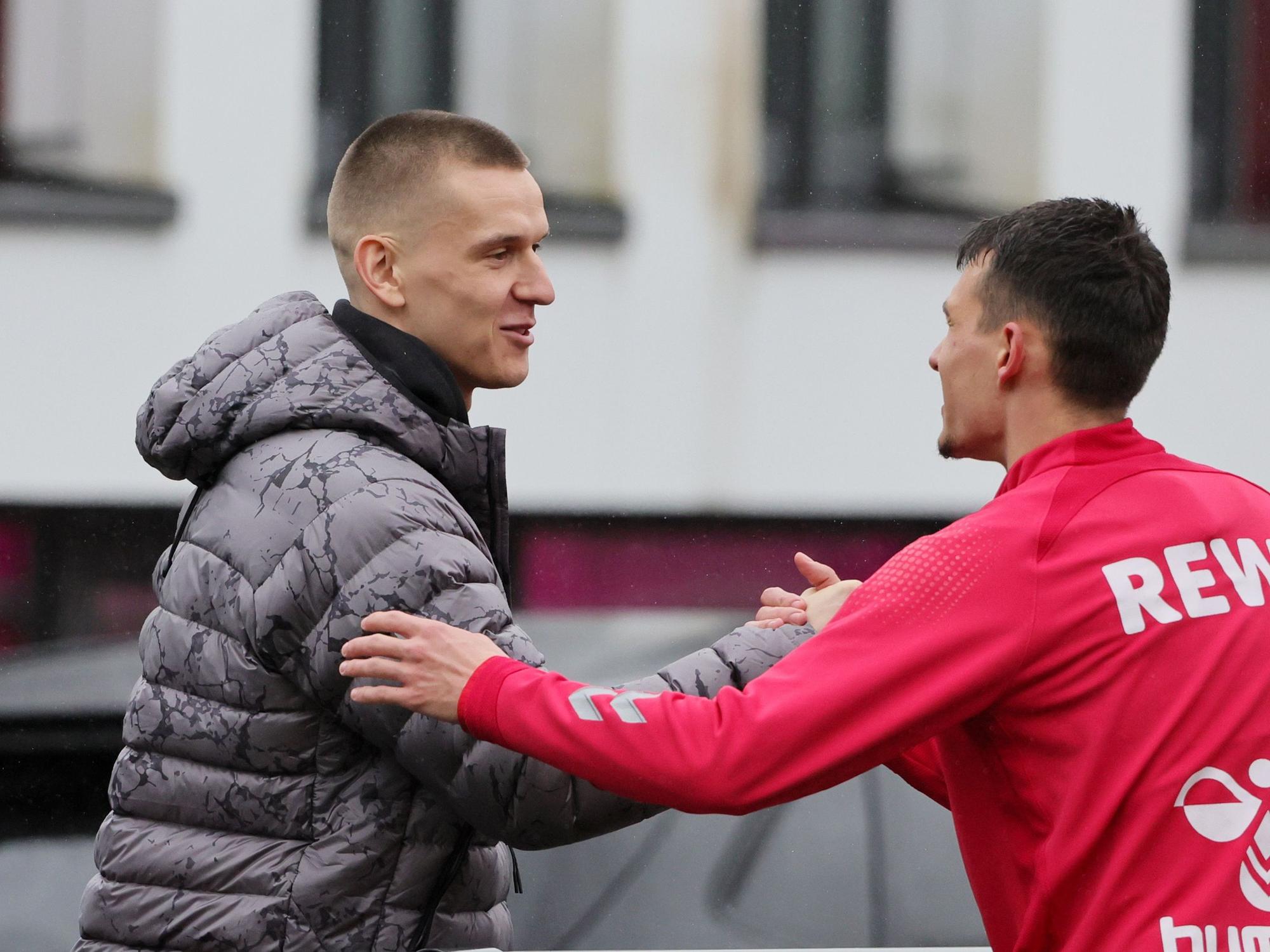 Florian Dietz und Dejan Ljubicic vom 1. FC Köln begrüßen sich.