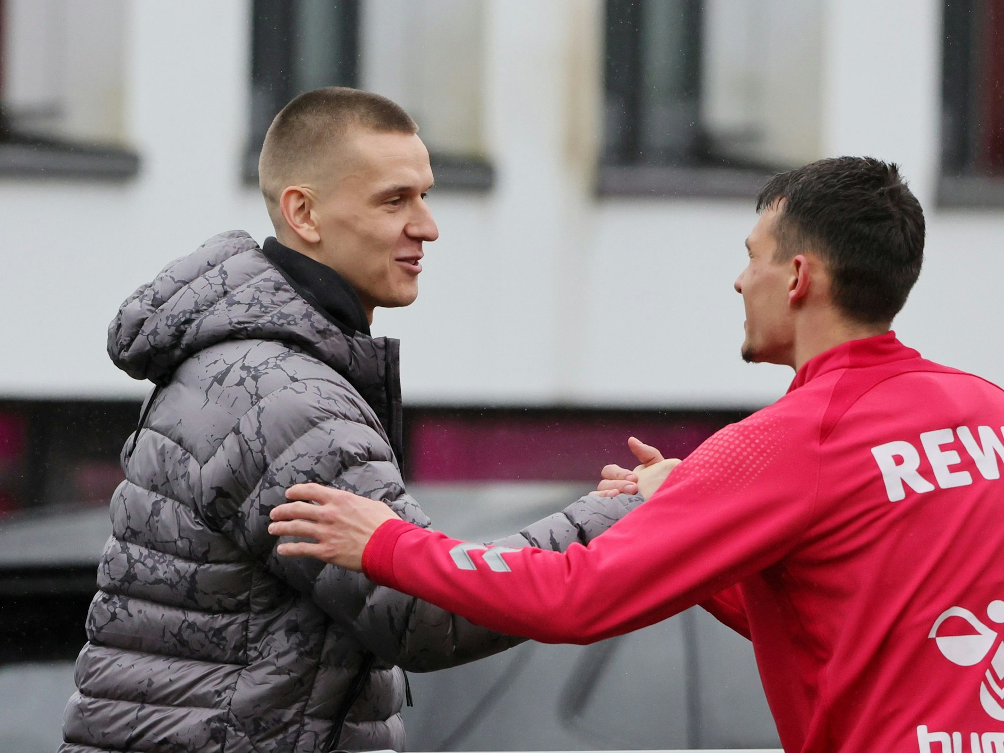 Florian Dietz und Dejan Ljubicic vom 1. FC Köln begrüßen sich.