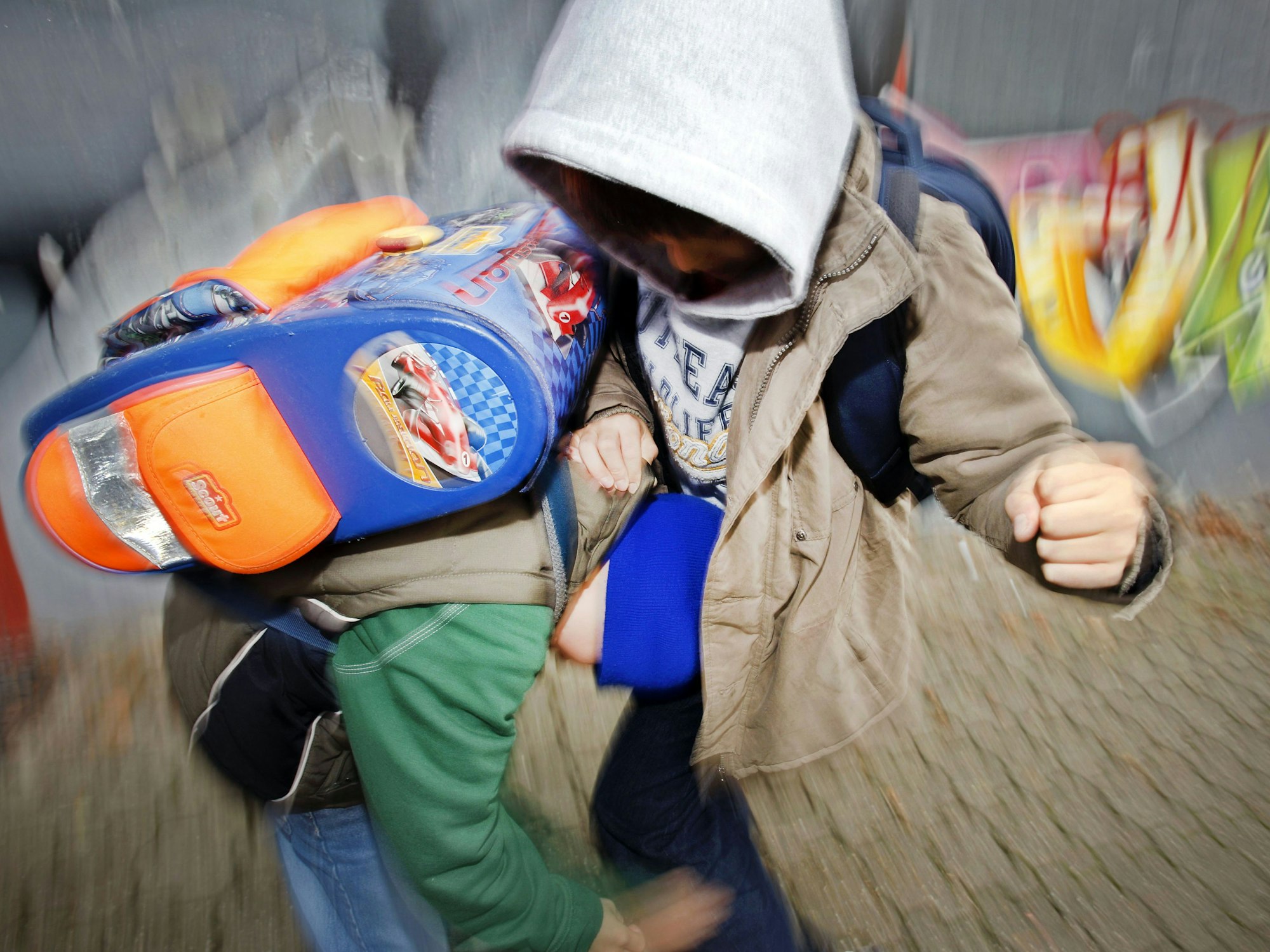 Zwei Schüler prügeln sich auf dem Schulhof.