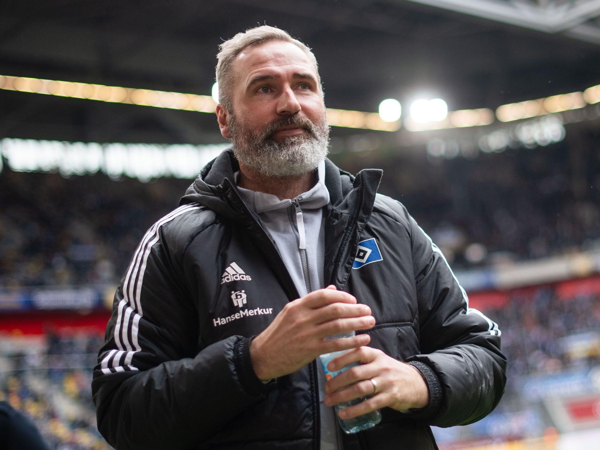 Hamburgs Trainer Tim Walter kommt vor der Partie bei Fortuna Düsseldorf in die Arena.