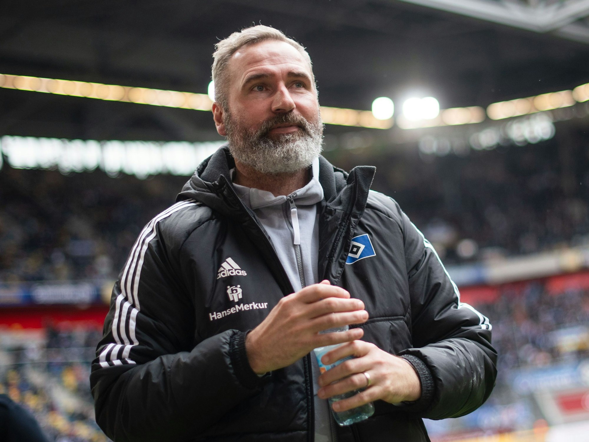 Hamburgs Trainer Tim Walter kommt vor der Partie bei Fortuna Düsseldorf in die Arena.
