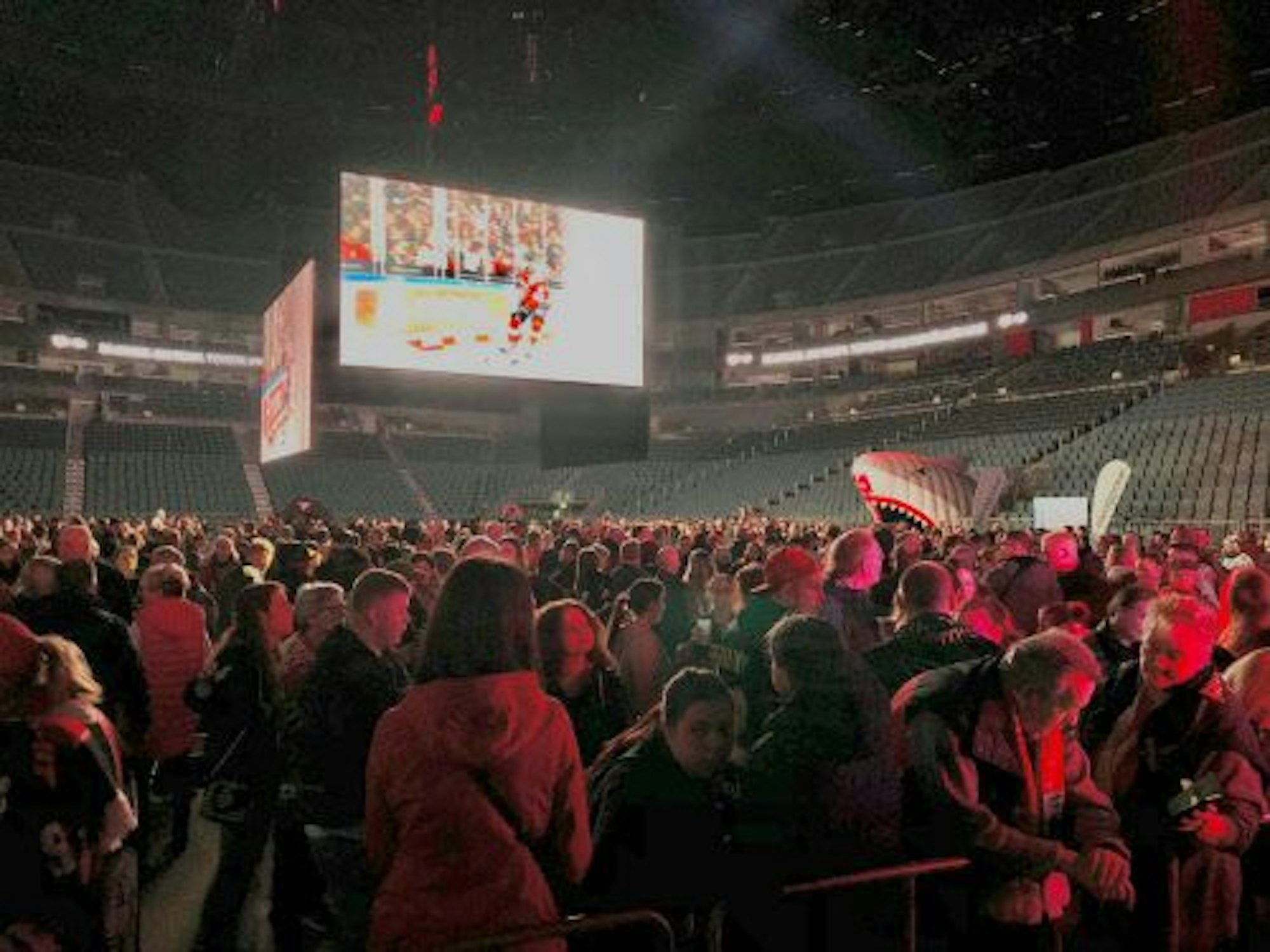 Fans verabschieden die Kölner Haie am 1. April 2023 in die Sommerpause.