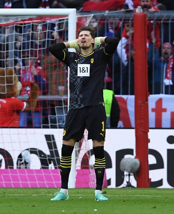 Gregor Kobel schlägt die Hände über dem Kopf zusammen.