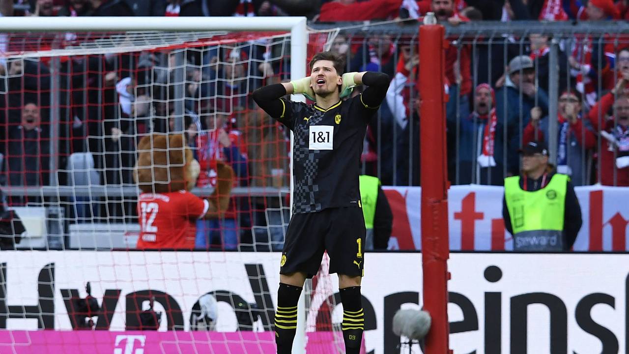 Gregor Kobel schlägt die Hände über dem Kopf zusammen.