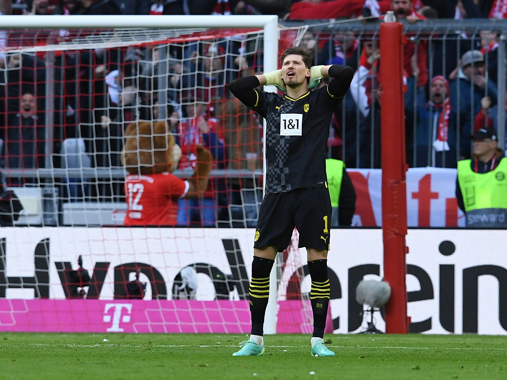 Gregor Kobel schlägt die Hände über dem Kopf zusammen.